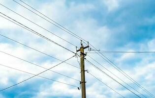 poste elétrico de potência com fio de linha em fundo colorido close-up foto