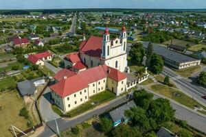 aéreo Visão em neo gótico ou barroco têmpora ou católico Igreja dentro campo foto