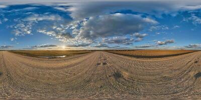 360 hdri panorama em cascalho estrada com tarde nuvens em azul céu antes pôr do sol dentro equirretangular esférico desatado projeção, usar Como céu substituição dentro zangão panoramas, jogos desenvolvimento Como céu cúpula foto