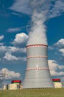 resfriamento torres do nuclear poder plantar contra a azul céu foto