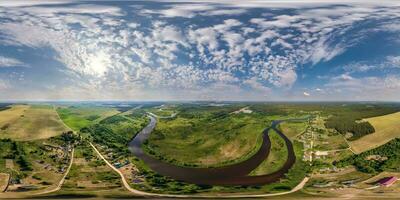 panorama hdri 360 completo sem costura fora de casa de concreto de férias  ou casas de