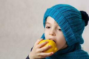 seis anos velho Garoto com amarelo limão. foto
