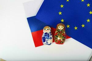 russo matryoshka bonecas em europeu bandeira foto