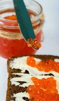 cereal Preto pão com manteiga e vermelho caviar. foto