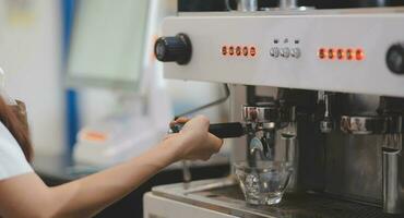 barista preparar café trabalhando ordem conceito foto