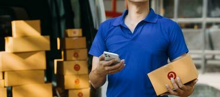 azul Entrega homens descarregando pacote a partir de caminhão com face mascarar foto