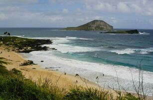 makapu'u de praia em a ilha do oahu em uma estourado Fora dia, com azul céu e inchado branco nuvens empurrando a ondas para dentro whitecaps. foto