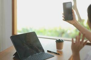 retrato de jovem asiática trabalhando no laptop no escritório foto