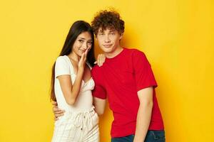 fofa jovem casal amizade posando abraços juntos amarelo fundo inalterado foto