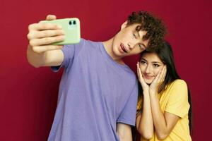 jovem homem e menina moderno estilo emoções Diversão telefone isolado fundo foto