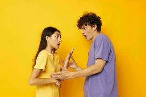 fofa jovem casal casual roupas posando emoções palhaçadas isolado fundo inalterado foto