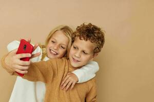 pequeno Garoto e menina abraço entretenimento selfie posando amizade infância inalterado foto