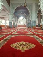 vermelho tapete atração dentro a mesquita foto