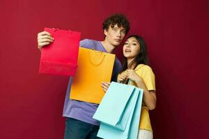 adolescentes compras bolsas dentro mão isolado fundo inalterado foto