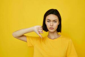 otimista jovem mulher amarelo camiseta verão estilo mão gesto estilo de vida inalterado foto