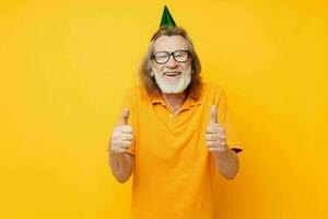 velho homem vestindo óculos verde boné em dele cabeça feriado emoções isolado fundo foto