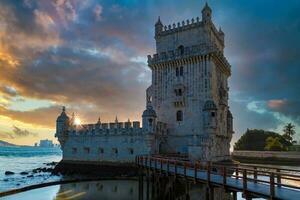 Portugal, Lisboa, belém torre às pôr do sol em a banco do a tagus rio foto