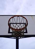 silhueta da cesta de basquete de rua foto