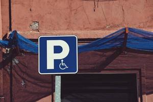 sinal de trânsito para cadeiras de rodas na estrada foto