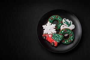 fresco delicioso cozido Natal ou Novo ano Pão de gengibre biscoitos foto