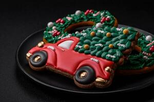 delicioso lindo Natal Pão de gengibre biscoitos em uma texturizado concreto fundo foto