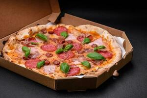 delicioso fresco forno cozido pizza com salame, carne, queijo, tomates foto