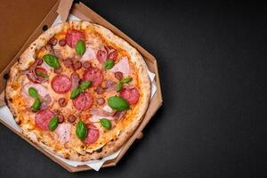 delicioso fresco forno cozido pizza com salame, carne, queijo, tomates foto