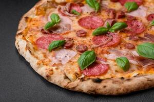 delicioso fresco forno cozido pizza com salame, carne, queijo, tomates foto