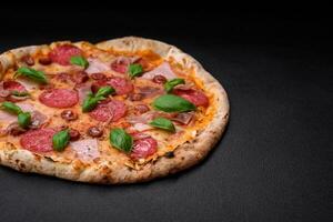 delicioso fresco forno cozido pizza com salame, carne, queijo, tomates foto