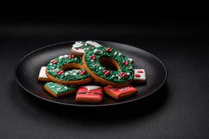 delicioso fresco colorida Natal ou Novo ano Pão de gengibre biscoitos foto