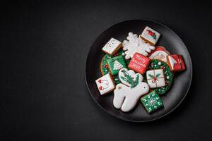 delicioso fresco colorida Natal ou Novo ano Pão de gengibre biscoitos foto