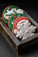 delicioso fresco colorida Natal ou Novo ano Pão de gengibre biscoitos foto