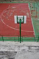 velha quadra de basquete de rua foto