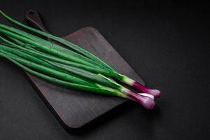 fresco verde cebolas para cozinhando uma saudável vegetariano prato foto