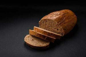 delicioso fresco crocantes pão do branco pão com grãos e sementes foto