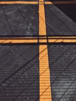 linhas amarelas na estrada foto