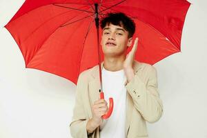 foto jovem namorado chuva proteção dentro mão dentro mão moderno estilo luz fundo inalterado