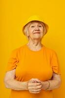 retrato do a velho amigáveis mulher feliz estilo de vida dentro uma amarelo cocar fechar-se emoções foto