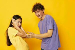 retrato do uma homem e uma mulher amizade posando Diversão estúdio amarelo fundo inalterado foto