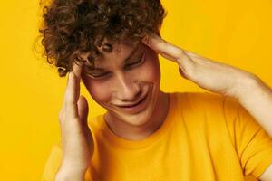 cara com vermelho encaracolado cabelo juventude estilo estúdio casual vestem isolado fundo inalterado foto