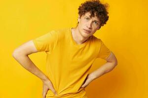 jovem cabelo encaracolado homem juventude estilo estúdio casual vestem isolado fundo inalterado foto