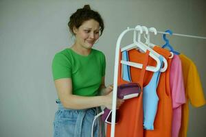 bonita mulher tentando em roupas guarda roupa juventude estilo isolado fundos inalterado foto