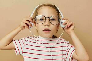 menina com fones de ouvido e óculos música entretenimento foto