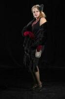 gordo mulher vestido dentro a estilo do a 20-30s do a último século em uma Sombrio fundo. vintage retro senhora. foto