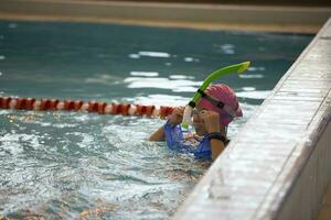 criança atleta nada dentro a piscina. natação seção. foto