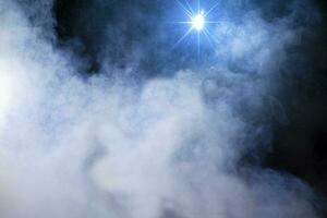 etapa fumaça azul com luz feixe.fumaça estrela. foto