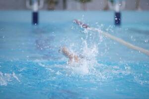 a atleta é natação dentro a Esportes piscina. foto