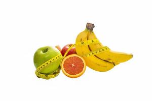 frutas saudáveis isoladas em fundo branco foto