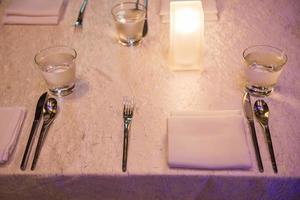 a elegante mesa de jantar na festa de casamento foto