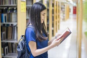 um retrato de um estudante universitário asiático no campus foto